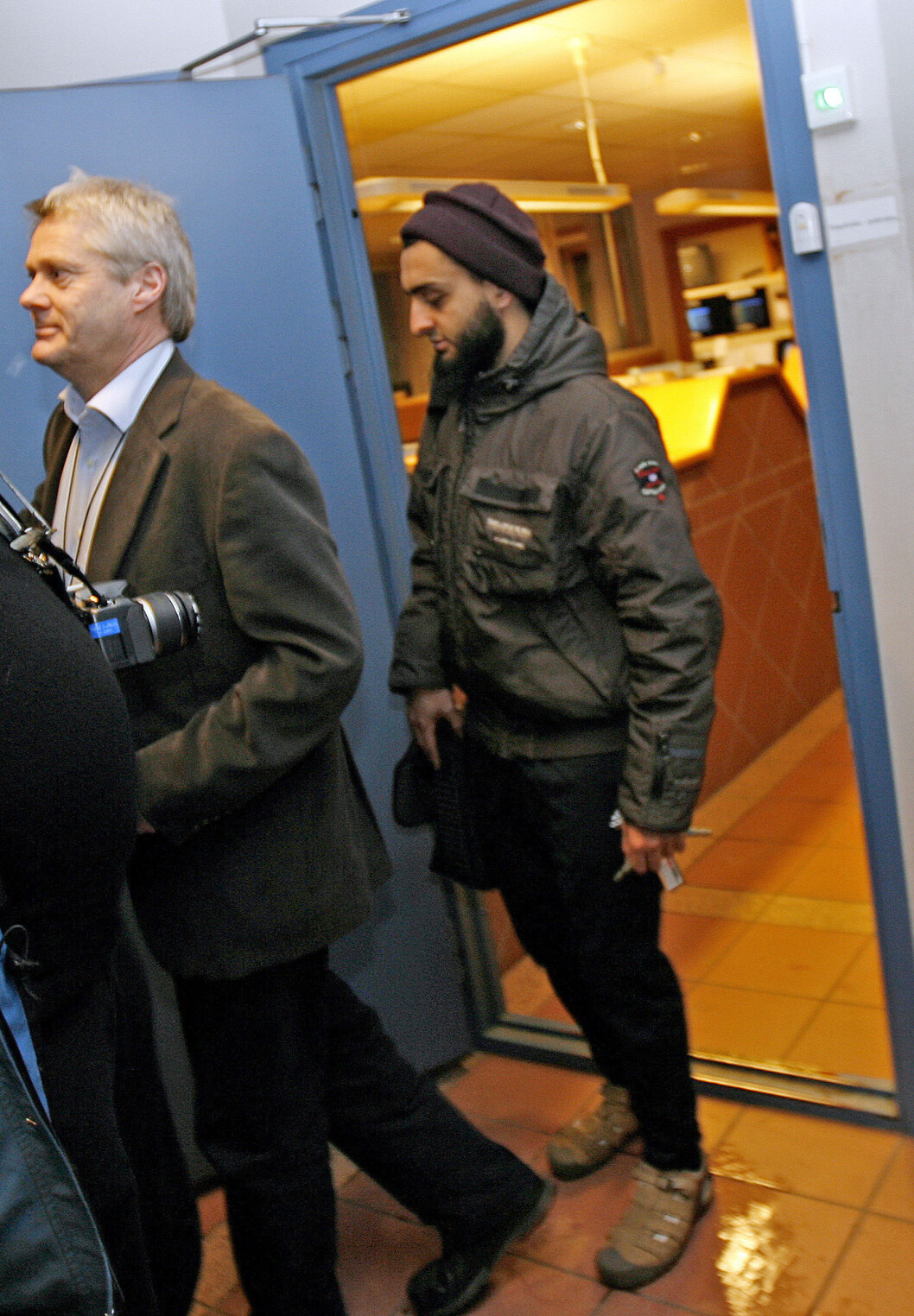 Mohyeldeen Mohammad (t.h.) på vei ut etter avhør på Larvik politistasjon i februar 2010. Politiet i Larvik pågrep tidligere på dagen 24-åringen for å ha framsatt trusler mot Dagbladet. T.v. går Torgny Alstad, kommunikasjonsrådgiver i Vestfold politidistrikt. Foto: Trond Reidar Teigen / Scanpix . Mohyeldeen Mohammad (t.h.) på vei ut etter avhør på Larvik politistasjon i februar 2010. Politiet i Larvik pågrep tidligere på dagen 24-åringen for å ha framsatt trusler mot Dagbladet. T.v. går Torgny Alstad, kommunikasjonsrådgiver i Vestfold politidistrikt. Foto: Trond Reidar Teigen / Scanpix .