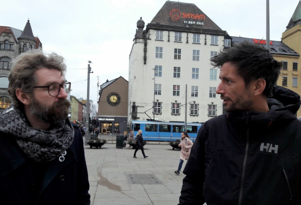 Kenneth Kilde (t.v) i samtale med stipendiat Håvard Aaslund, som fulgte prosjektet Louises gate 30 tett. Foto: Anders Høilund