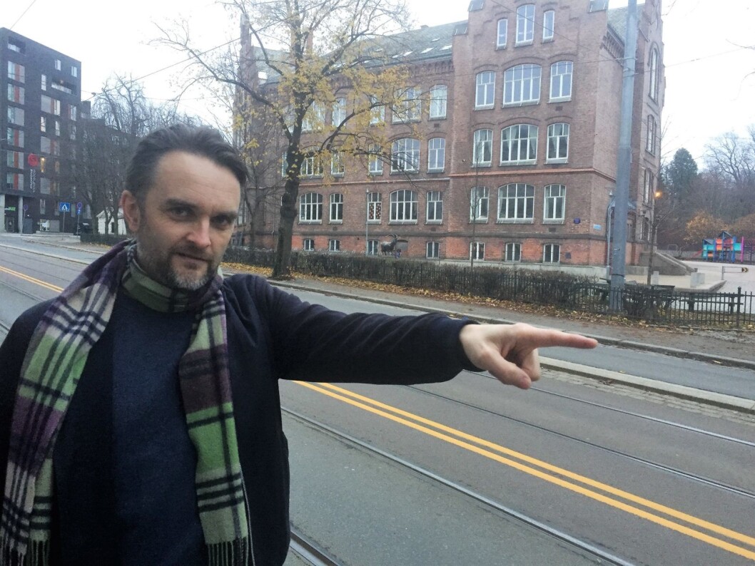 Pappa Stian Schjelderup peker ut skoleveien for barna til Laggegata skole, i bakgrunnen. Foto: Vegard Velle Pappa Stian Schjelderup peker ut skoleveien for barna til Laggegata skole, i bakgrunnen. Foto: Vegard Velle