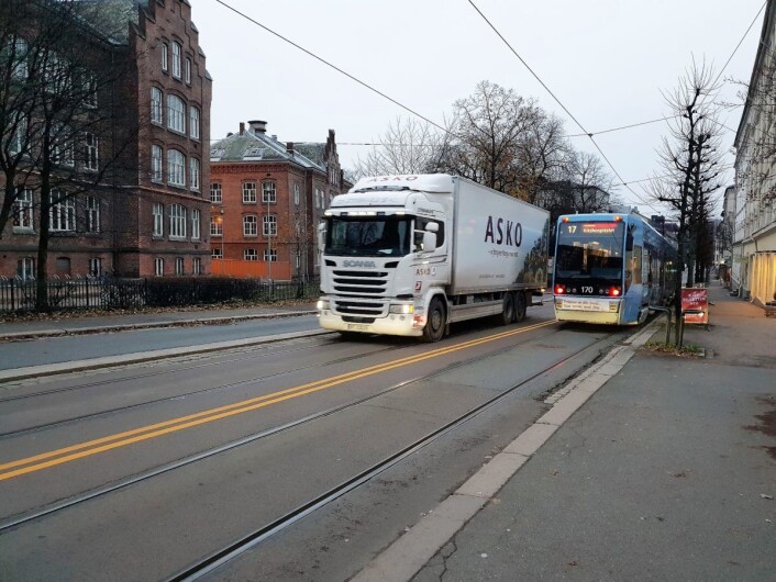 Her kommer en lastebil kjørende oppover i kollektivfeltet. Foto: Stian Schjelderup Her kommer en lastebil kjørende oppover i kollektivfeltet. Foto: Stian Schjelderup