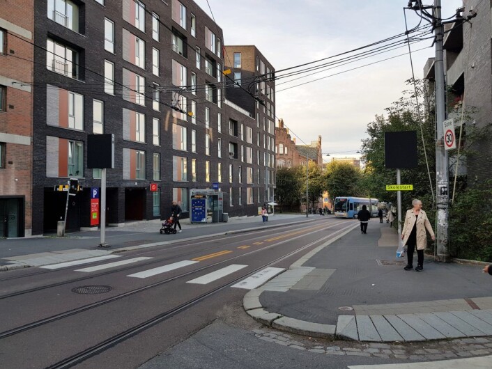 Nedover denne veien kommer mange biler kjørende i høy hastighet. Alt for ofte kjører de forbi trikken som ved trikkestoppen her. Nederst til venstre: Lakkegata skole Foto: Stian Schjelderup Nedover denne veien kommer mange biler kjørende i høy hastighet. Alt for ofte kjører de forbi trikken som ved trikkestoppen her. Nederst til venstre: Lakkegata skole Foto: Stian Schjelderup