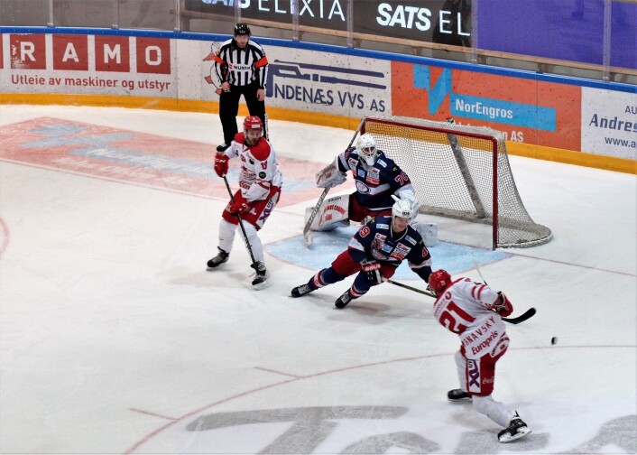 Stjernen hadde også sine sjanser i 1. periode. Foto: André Kjernsli Stjernen hadde også sine sjanser i 1. periode. Foto: André Kjernsli