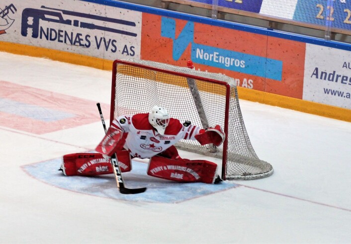 Pucken sniker seg inn over keeperens venstre arm, VIF leder 2-0. Foto: André Kjernsli Pucken sniker seg inn over keeperens venstre arm, VIF leder 2-0. Foto: André Kjernsli