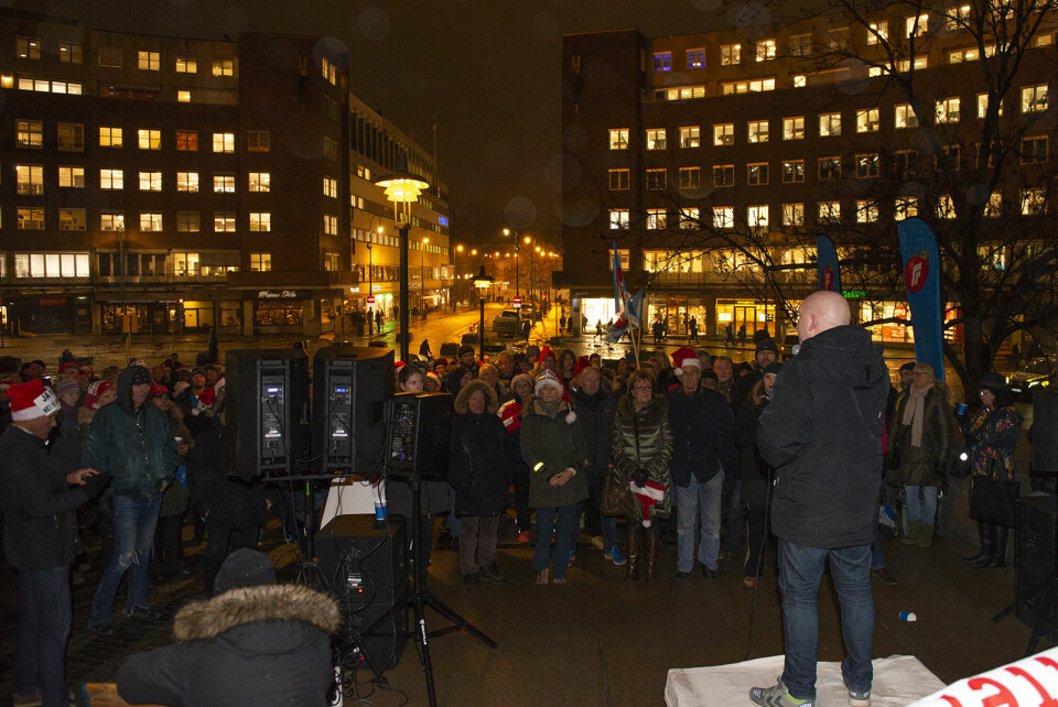 Rundt 200-300 mennesker var møtt opp ved Rådhuset for å protestere mot bomstasjonene i Oslo. Foto. Morten Lauveng Jørgensen