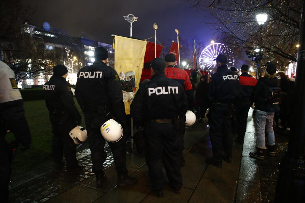 Stort politioppbud under demonstrasjonene ved Stortinget fredag ettermiddag og kveld. Foto: Terje Pedersen / NTB Scanpix Stort politioppbud under demonstrasjonene ved Stortinget fredag ettermiddag og kveld. Foto: Terje Pedersen / NTB Scanpix