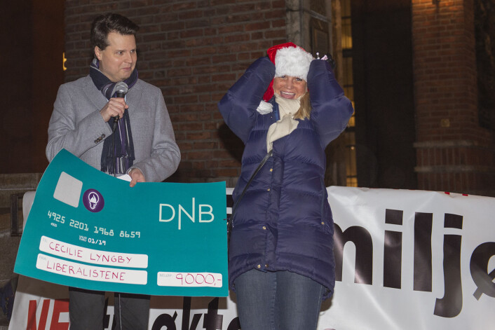 Arnt Rune Flekstad fra liberalistene ga en sjekk på 9000 kroner til arrangør Cecilie Lyngby for å betale trafikkbot etter en tidligere aksjon. Foto: Morten Lauveng Jørgensen Arnt Rune Flekstad fra liberalistene ga en sjekk på 9000 kroner til arrangør Cecilie Lyngby for å betale trafikkbot etter en tidligere aksjon. Foto: Morten Lauveng Jørgensen