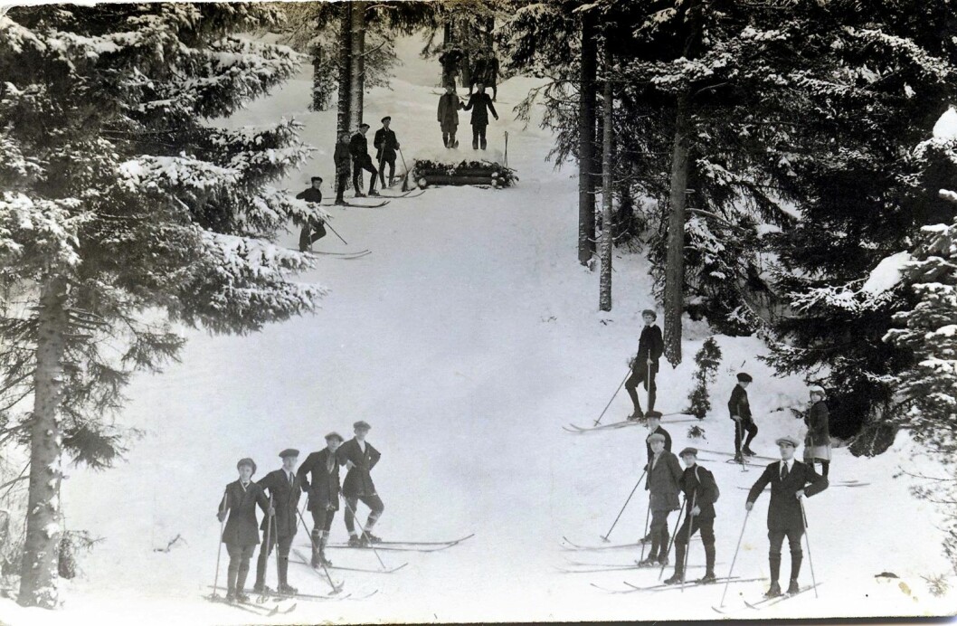 Elegante skiløpere og hoppere poserer for fotgrafen en gang på 1920-tallet. Fotografiet er utlånt fra Helge Oskarsen.