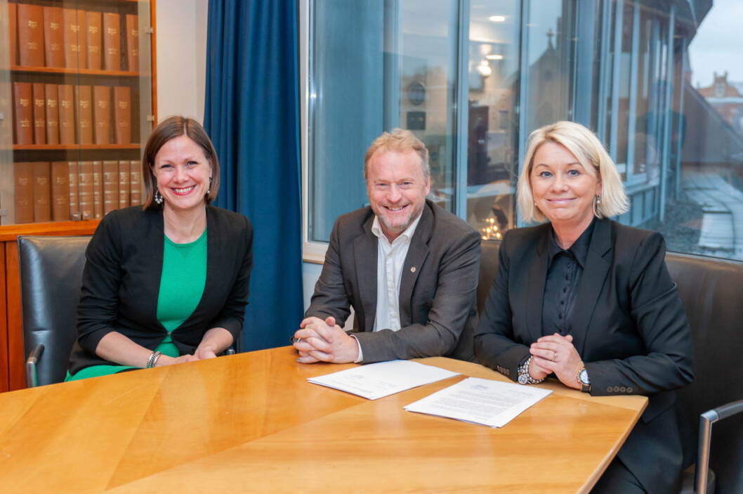 Byrådsleder Raymond Johansen (Ap), kommunalminister Monica Mæland (H) og byutviklingsbyråd Hanna E. Marcussen (MDG) da avtalen om videreføring av satsing på Oslo indre øst ble signert. Foto: Kommunal- og moderniseringsdepartementet Byrådsleder Raymond Johansen (Ap), kommunalminister Monica Mæland (H) og byutviklingsbyråd Hanna E. Marcussen (MDG) da avtalen om videreføring av satsing på Oslo indre øst ble signert. Foto: Kommunal- og moderniseringsdepartementet