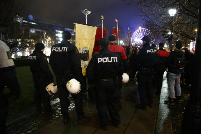 Stort politioppbud under demonstrasjonene ved Stortinget fredag ettermiddag og kveld. Foto: Terje Pedersen / NTB Scanpix