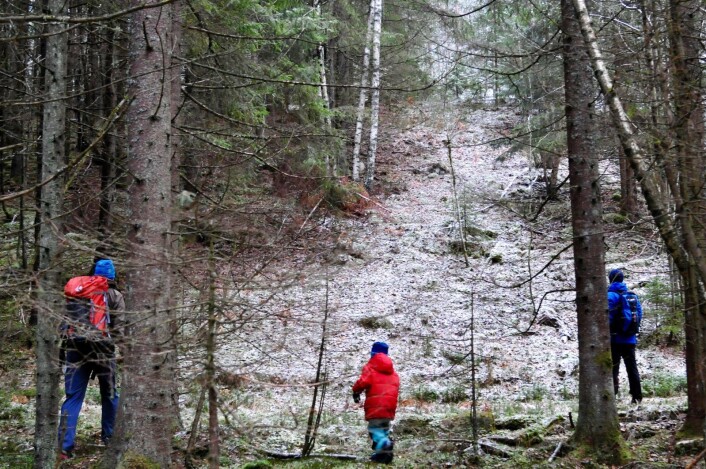 Og plutselig lå den glemte hoppbakken der. Her står vi i bunn av unnarennet. Foto: Katja Johanne Pihl Og plutselig lå den glemte hoppbakken der. Her står vi i bunn av unnarennet. Foto: Katja Johanne Pihl