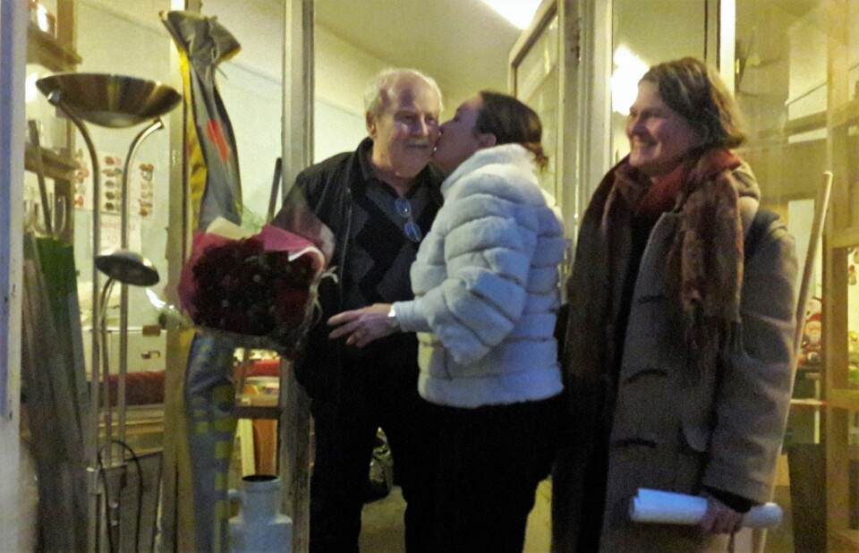 Brukthandler Thor Viklund fikk blomster, og et kyss på kinnet av bydelsutvalgsleder Anne Christine Kroepelien som takk for innsatsen i lokalmiljøet gjennom 25 år Til høyre poet Line Wisth. Foto: Anders Høilund