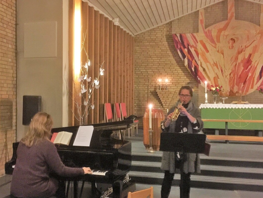Eline Monrad Vistven på saksofon og Rand Elise Rosendahl på klaver. En liten saksofon som følger oss gjennom salmetonene og en stort, dyp mørk en som lager rå lyd. Foto: Kjersti Opstad Eline Monrad Vistven på saksofon og Rand Elise Rosendahl på klaver. En liten saksofon som følger oss gjennom salmetonene og en stort, dyp mørk en som lager rå lyd. Foto: Kjersti Opstad