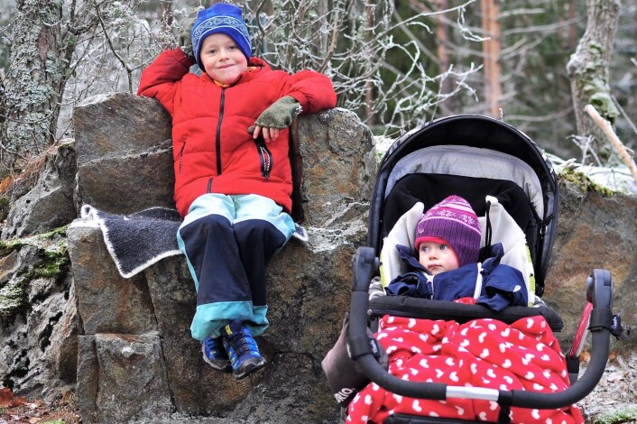 Mika har fått seg sin helt egen trone inne i Østmarka. Turfølgets minste, Silja, har rullende trone hele tiden. Foto: Katja Johanne Pihl Mika har fått seg sin helt egen trone inne i Østmarka. Turfølgets minste, Silja, har rullende trone hele tiden. Foto: Katja Johanne Pihl