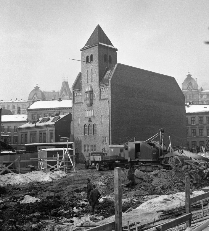Pipervika kirke fotografert noen dager før den skulle rives i februar 1959. Hele området rundt er allerede lagt i grus. I bakgrunnen skimtes Victoria Terrasse.<br />Foto: NTB / Scanpix