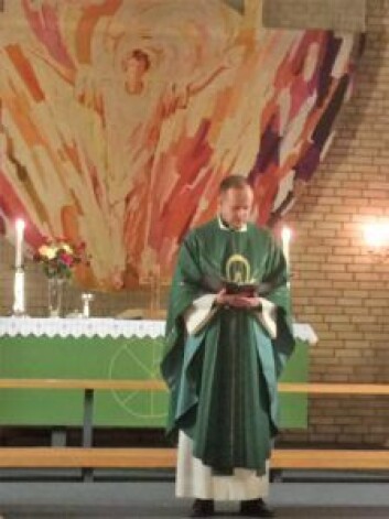 — En menighet handler om mennesker og samhold, sa liturg Johne Stødle under lysmesse i Hasle kirke. Foto: Kjersti Opstad — En menighet handler om mennesker og samhold, sa liturg Johne Stødle under lysmesse i Hasle kirke. Foto: Kjersti Opstad