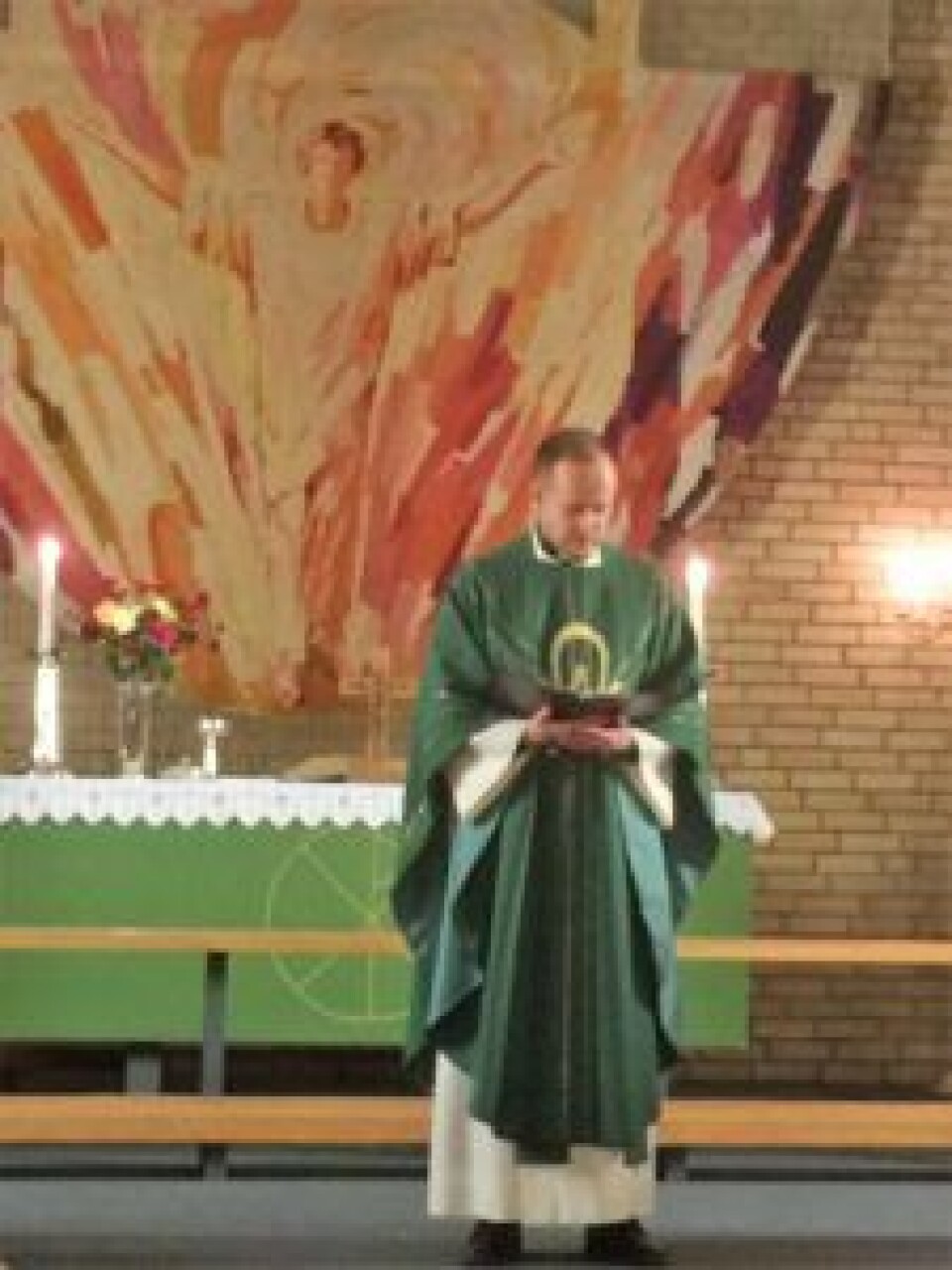 — En menighet handler om mennesker og samhold, sa liturg Johne Stødle under lysmesse i Hasle kirke. Foto: Kjersti Opstad