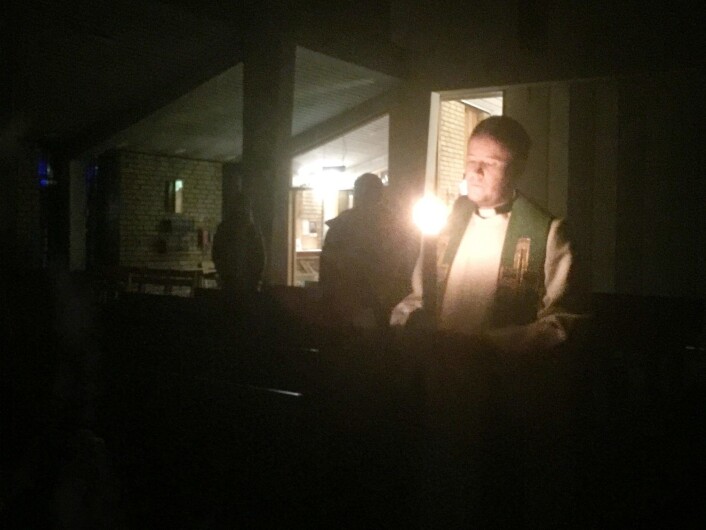 Vi møter liturg Johne Stødle med sang når han kommer inn. Foto: Kjersti Opstad Vi møter liturg Johne Stødle med sang når han kommer inn. Foto: Kjersti Opstad