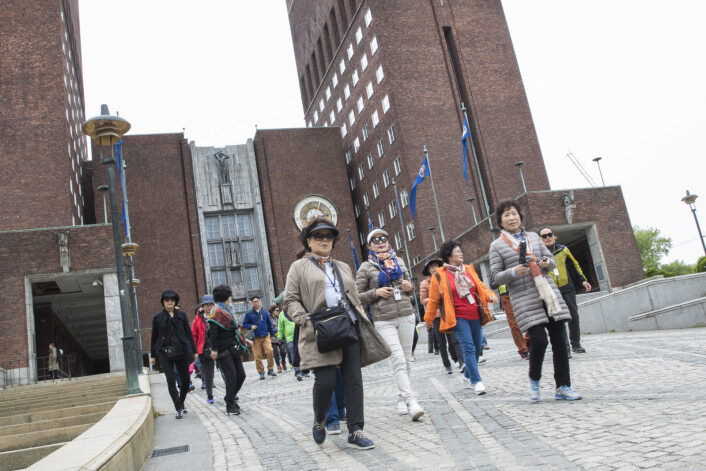 I løpet av turistsesongen er det omlag 200.000 som besøker Oslos rådhus. Gratis adgang til bygningen med den unike kunsten og utsmykningene gir sikkerhetsvaktene i rådhuset store utfordringer. Foto: Vidar Ruud / NTB scanpix I løpet av turistsesongen er det omlag 200.000 som besøker Oslos rådhus. Gratis adgang til bygningen med den unike kunsten og utsmykningene gir sikkerhetsvaktene i rådhuset store utfordringer. Foto: Vidar Ruud / NTB scanpix
