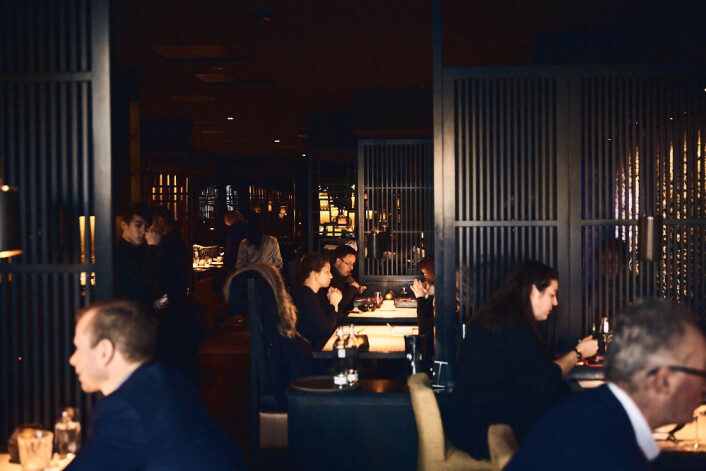 Inne på Dinner er samtalene dempede og stemningen er avslappende. Foto: Kristin Svanæs-Soot Inne på Dinner er samtalene dempede og stemningen er avslappende. Foto: Kristin Svanæs-Soot