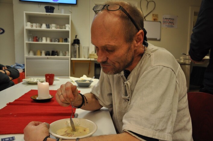 � For meg var det "do or die". Jeg valgte det første. Veien tilbake, kaller jeg det. Veien tilbake til barna mine. Gjennom Jobben og Frelsesarmeen har jeg klart sju måneder uten amfetaminrus. Nå går jeg til noe meningsfylt hver dag. Jeg tror ikke de rødgrønne politikerne i rådhuset har skjønt noen ting, sier Jorn stille mens vi spiser lunsj. Foto: Arnsten Linstad � For meg var det "do or die". Jeg valgte det første. Veien tilbake, kaller jeg det. Veien tilbake til barna mine. Gjennom Jobben og Frelsesarmeen har jeg klart sju måneder uten amfetaminrus. Nå går jeg til noe meningsfylt hver dag. Jeg tror ikke de rødgrønne politikerne i rådhuset har skjønt noen ting, sier Jorn stille mens vi spiser lunsj. Foto: Arnsten Linstad