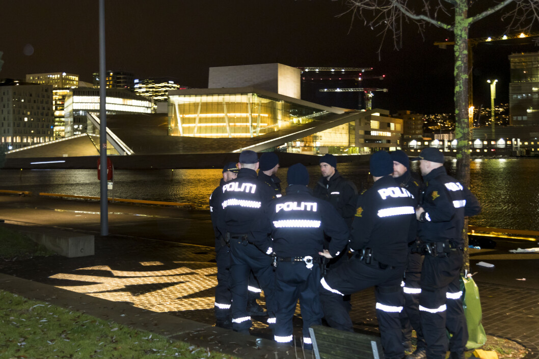 Tidlig tirsdag morgen var brannvesen, helsepersonell og politi rykket ut til Langkaia i Oslo etter at et vitne meldte fra om en mann som var falt i vannet. Foto: Heiko Junge / NTB scanpix Tidlig tirsdag morgen var brannvesen, helsepersonell og politi rykket ut til Langkaia i Oslo etter at et vitne meldte fra om en mann som var falt i vannet. Foto: Heiko Junge / NTB scanpix