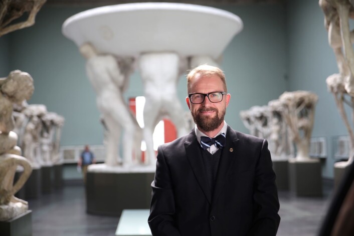 Museumsleder Jarle Strømodden, ved Vigeland-museet, jubler over funnet av skulpturen. Foto: Unni Irmelin Kvam / Vigeland-museet Museumsleder Jarle Strømodden, ved Vigeland-museet, jubler over funnet av skulpturen. Foto: Unni Irmelin Kvam / Vigeland-museet