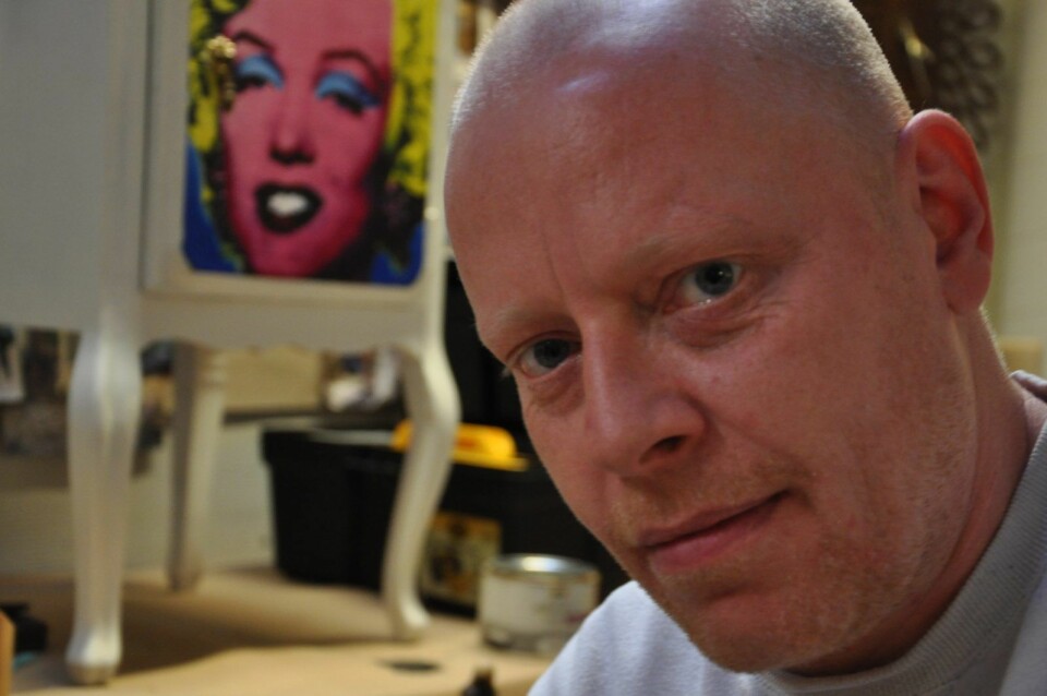 Tommy foran nattbordet han har totalrestaurert og malt på et Andy Warhol`sk portrett av Marilyn Monroe. Foto: Arnsten Linstad