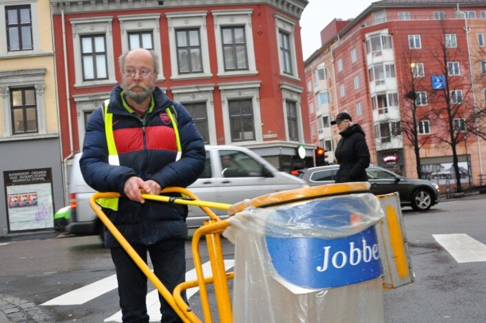 � De rødgrønne politikerne bør bli med meg og plukke søppel i Oslos gater før de bestemmer seg for millionkutt i støtte til Jobben, mener rusavhengige Jon Arvid. Foto: Arnsten Linstad � De rødgrønne politikerne bør bli med meg og plukke søppel i Oslos gater før de bestemmer seg for millionkutt i støtte til Jobben, mener rusavhengige Jon Arvid. Foto: Arnsten Linstad
