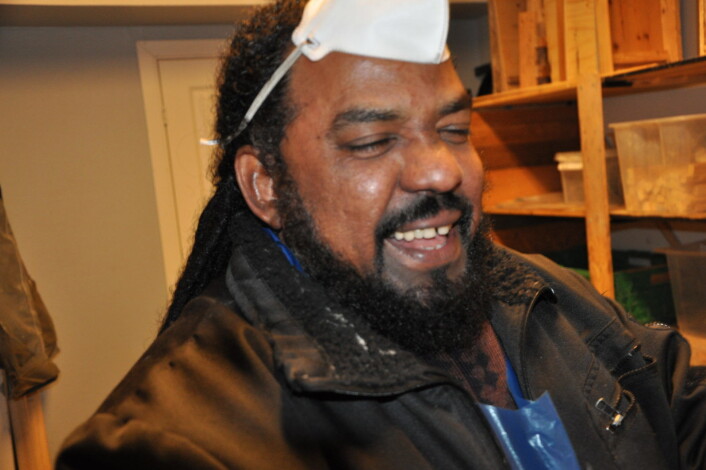 � NAV sendte meg hit mot min vilje. Jeg ville ikke være her. Men nå har jeg kommet på Jobben hver dag i seks år, ler Omar så hyllene på verkstedet rister. Foto: Arnsten Linstad � NAV sendte meg hit mot min vilje. Jeg ville ikke være her. Men nå har jeg kommet på Jobben hver dag i seks år, ler Omar så hyllene på verkstedet rister. Foto: Arnsten Linstad