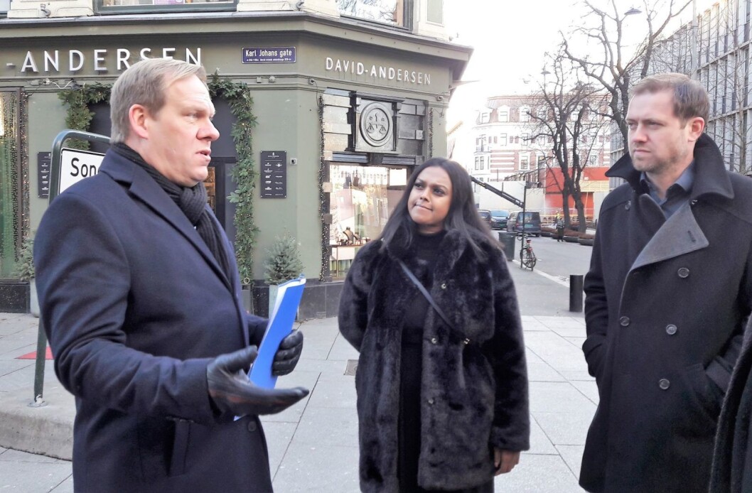 Næringspolitisk direktør i Oslo Handelsstands forening, Jon Anders Henriksen (t.v), forklarer for varaordfører Kamzy Gunaratnam (AP) og bystyrerepresentant Andreas Halse (AP), at handelsstanden i byen må kunne friste kundene med hva han kaller gode handelsopplevelser for å trekke kunder til forretningene i sentrum. Foto: Anders Høilund Næringspolitisk direktør i Oslo Handelsstands forening, Jon Anders Henriksen (t.v), forklarer for varaordfører Kamzy Gunaratnam (AP) og bystyrerepresentant Andreas Halse (AP), at handelsstanden i byen må kunne friste kundene med hva han kaller gode handelsopplevelser for å trekke kunder til forretningene i sentrum. Foto: Anders Høilund