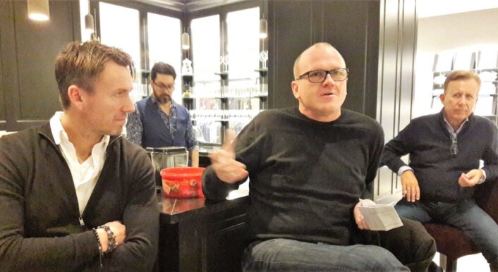Oslo Arbeiderpartis Frode Jacobsen i midten. To generasjoner Follestad, William (t.v) og Bengt, lytter til hva han har å si. Foreløpig må den ansatte i baren nøye seg med å servere kaffe og pepperkaker. Foto: Anders Høilund Oslo Arbeiderpartis Frode Jacobsen i midten. To generasjoner Follestad, William (t.v) og Bengt, lytter til hva han har å si. Foreløpig må den ansatte i baren nøye seg med å servere kaffe og pepperkaker. Foto: Anders Høilund