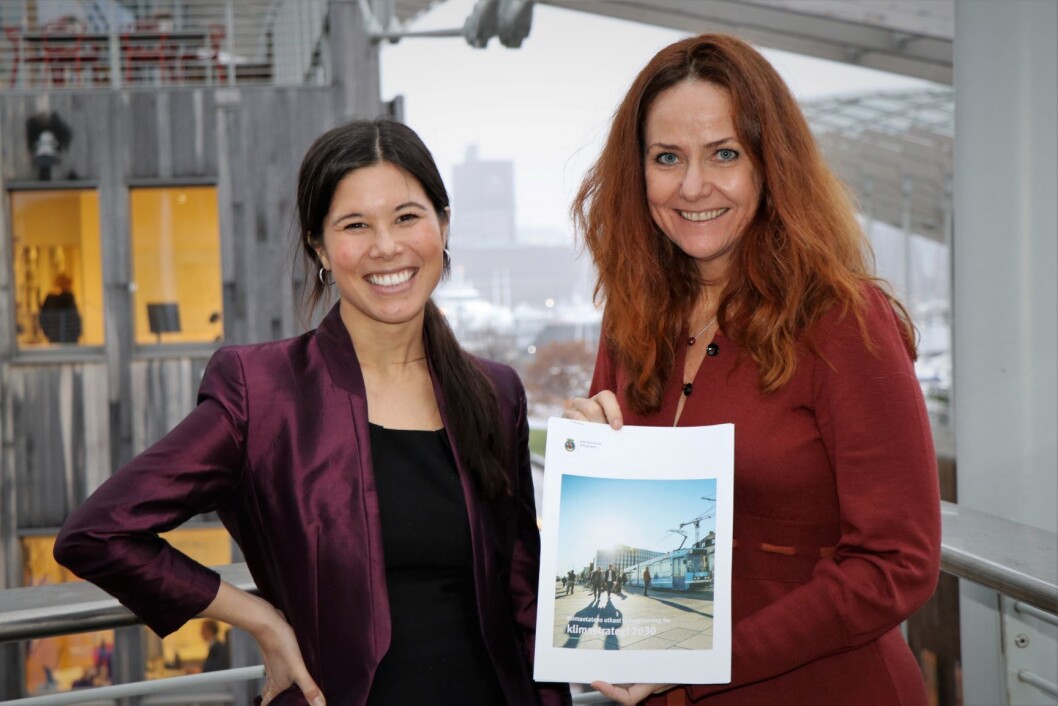 Klimaetatens direktør, Heidi Sørensen, overrekker utkast til ny klimastrategi for byen til byråd Lan Marie Berg. Foto Klimaetaten Klimaetatens direktør, Heidi Sørensen, overrekker utkast til ny klimastrategi for byen til byråd Lan Marie Berg. Foto Klimaetaten