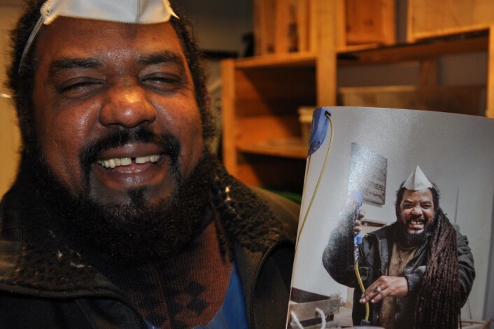 Latteren sitter løst hos Omar. Her er bildebeviset på at han er portrettert i et magasin laget av Dagens Næringsliv. Foto: Arnsten Linstad Latteren sitter løst hos Omar. Her er bildebeviset på at han er portrettert i et magasin laget av Dagens Næringsliv. Foto: Arnsten Linstad
