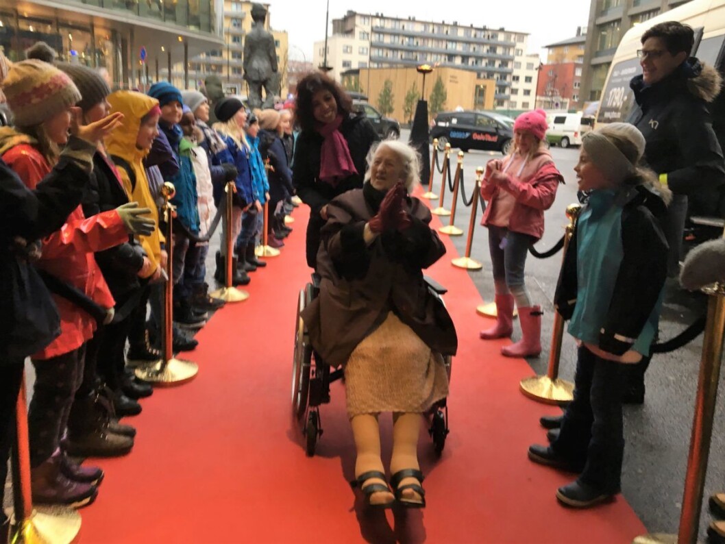 Stor glede fra de eldre over sangen fra elevene ved Marienlyst skole. Foto: Halvor Seim Stor glede fra de eldre over sangen fra elevene ved Marienlyst skole. Foto: Halvor Seim