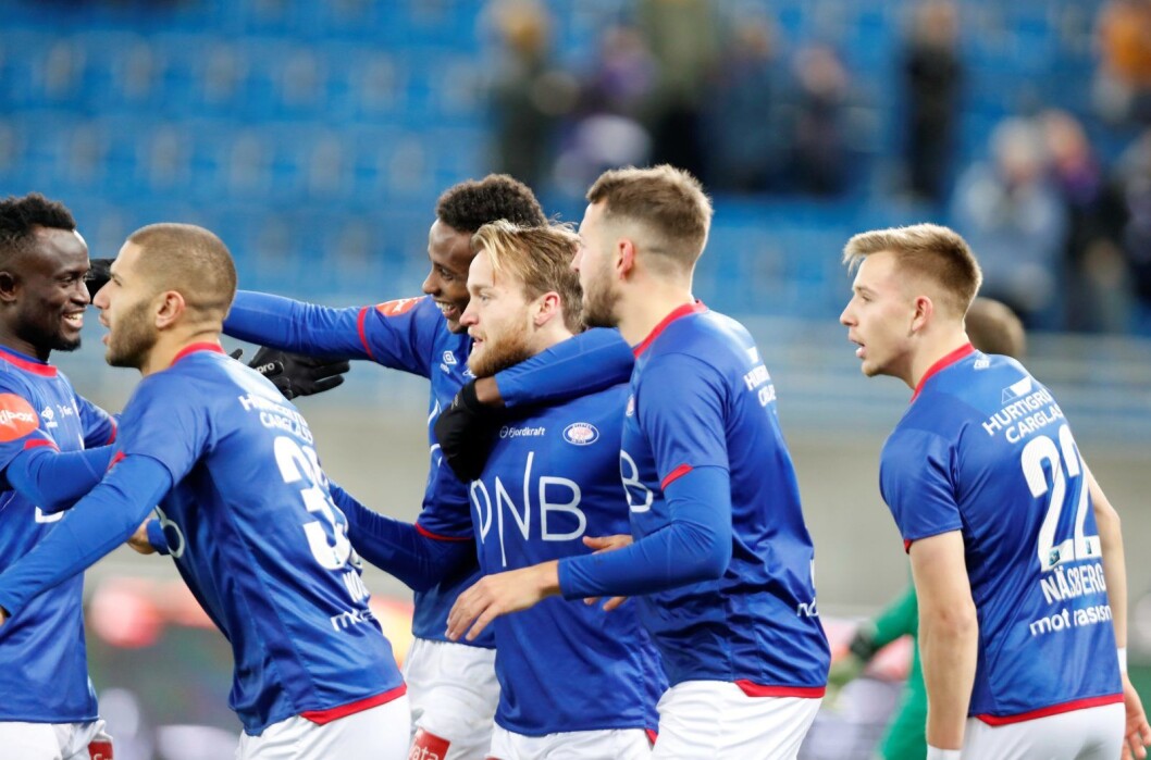 Bård Finne (i midten) og resten av Vålerenga-spillerne må gjennom vinteren trene i LSK-hallen. Foto: Terje Bendiksby / NTB scanpix Bård Finne (i midten) og resten av Vålerenga-spillerne må gjennom vinteren trene i LSK-hallen. Foto: Terje Bendiksby / NTB scanpix