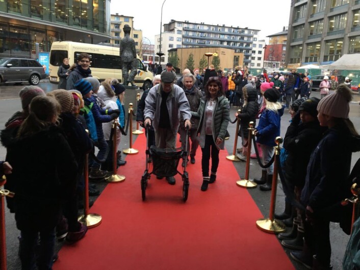 Inn på den røde løperen, ble de eldre sunget frem til kinoforestillingen. Foto: Halvor Seim Inn på den røde løperen, ble de eldre sunget frem til kinoforestillingen. Foto: Halvor Seim