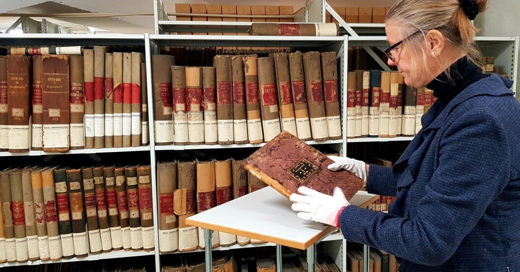 Kirsti Gulowsen, spesialkonsulent, Oslo byarkiv, viser frem en pasientprotokoll fra 1850 (Oslo Hospital). Foto: Kulturetaten Kirsti Gulowsen, spesialkonsulent, Oslo byarkiv, viser frem en pasientprotokoll fra 1850 (Oslo Hospital). Foto: Kulturetaten