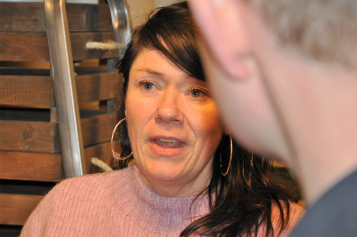 � De rødgrønne krever at vi bruker flere frivillige. Men vi bruker jo allerede frivillige. Hvis vi skal ha enda flere, så mister brukerne av Jobben arbeidsoppgaver. Da faller jo hele poenget med arbeidstrening vekk, forklarer daglig leder Jorunn Mathisen til KrFs Erik Lunde. Foto: Arnsten Linstad � De rødgrønne krever at vi bruker flere frivillige. Men vi bruker jo allerede frivillige. Hvis vi skal ha enda flere, så mister brukerne av Jobben arbeidsoppgaver. Da faller jo hele poenget med arbeidstrening vekk, forklarer daglig leder Jorunn Mathisen til KrFs Erik Lunde. Foto: Arnsten Linstad