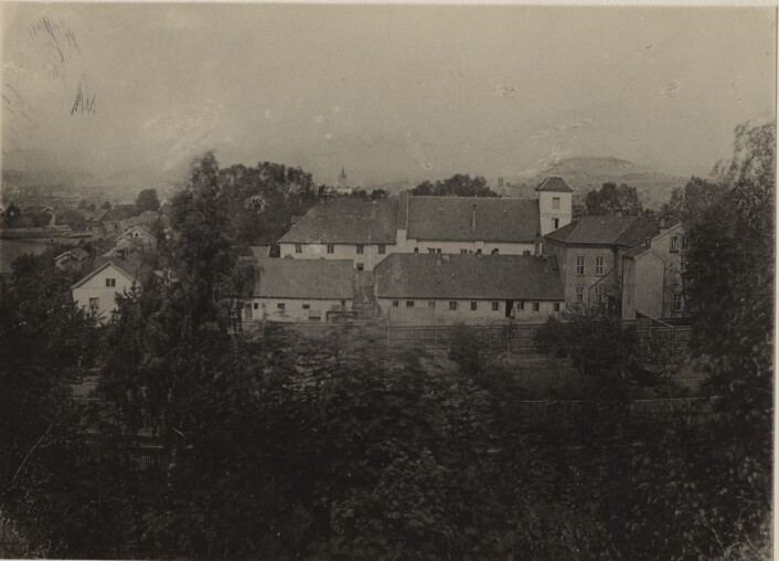 Oslo Hospital ca. 1880, med luftegården i forgrunnen. Foto: Oslo byarkiv Oslo Hospital ca. 1880, med luftegården i forgrunnen. Foto: Oslo byarkiv