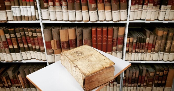 Oslo Hospitals hovedregnskaps bok fra 1724. Oslo Hospital ble de første århundrene finansiert gjennom eiendom. Foto: Kulturetaten Oslo Hospitals hovedregnskaps bok fra 1724. Oslo Hospital ble de første århundrene finansiert gjennom eiendom. Foto: Kulturetaten