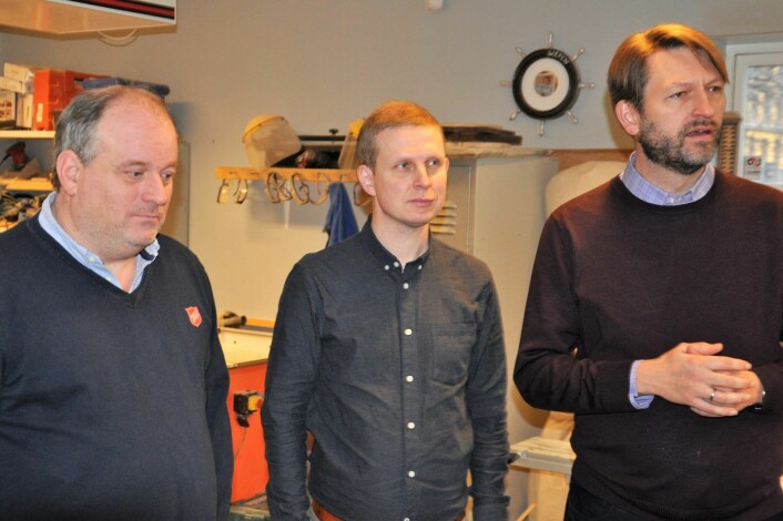 Frode Woldsund fra Frelsesarmeen, KrFs Erik Lunde (i midten) og Høyres Eirik Lae Solberg på snekkerverkstedet til Jobben i Arups gate i Gamlebyen. Foto: Arnsten Linstad