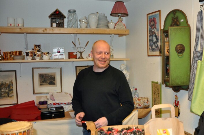 Jobben har egen julebutikk i Arups gate. Her kan folk kjøpe produkter brukerne har laget eller restaurert. Stikkordene er gjenbruk, gjenbruk og atter gjenbruk.Da VårtOslo var på besøk torsdag sto Tommy bak disken og betjente kundene som kom innom for å gjøre en miljøvennlig julehandel. Foto: Arnsten Linstad Jobben har egen julebutikk i Arups gate. Her kan folk kjøpe produkter brukerne har laget eller restaurert. Stikkordene er gjenbruk, gjenbruk og atter gjenbruk.Da VårtOslo var på besøk torsdag sto Tommy bak disken og betjente kundene som kom innom for å gjøre en miljøvennlig julehandel. Foto: Arnsten Linstad