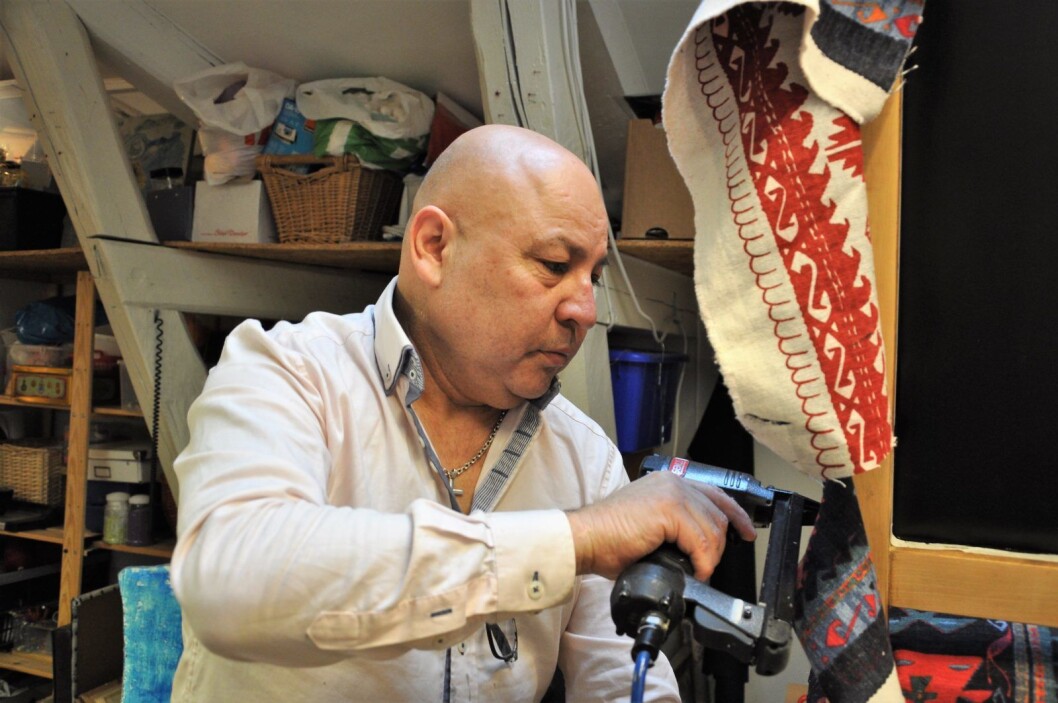 Francesco Yanez trekker om en gammel stol ved Frelsesarmeens Jobben i Arups gate i Gamlebyen. Foto: Arnsten Linstad Francesco Yanez trekker om en gammel stol ved Frelsesarmeens Jobben i Arups gate i Gamlebyen. Foto: Arnsten Linstad