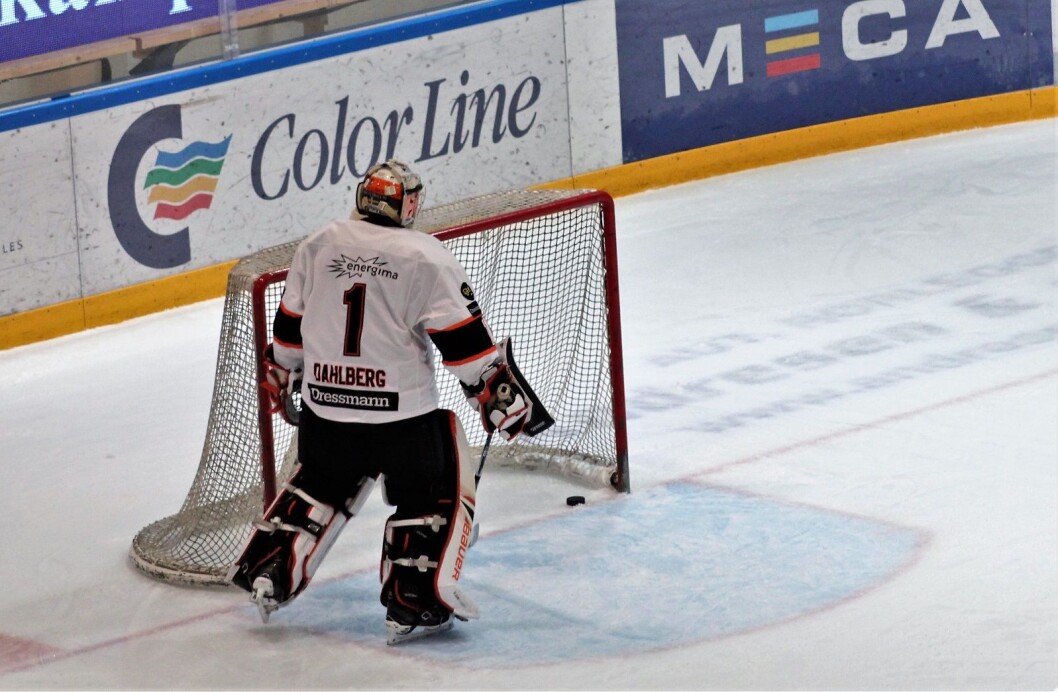 Nicklas Dahlberg fisker ut pucken fra Asker-målet. Det ble kveldens historie. Foto: André Kjernsli Nicklas Dahlberg fisker ut pucken fra Asker-målet. Det ble kveldens historie. Foto: André Kjernsli