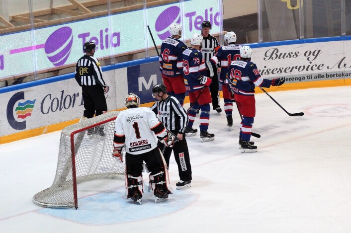 Dommer annullerer, men endrer mening etter å ha sett videoen. 1-0 til Enga. Foto: André Kjernsli Dommer annullerer, men endrer mening etter å ha sett videoen. 1-0 til Enga. Foto: André Kjernsli