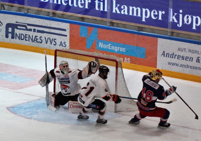 Frisk-keeperen i full strekk. Foto: André Kjernsli Frisk-keeperen i full strekk. Foto: André Kjernsli