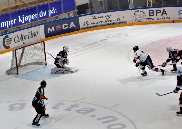 Frisk hadde også sine sjanser i andre periode. Foto: André Kjernsli Frisk hadde også sine sjanser i andre periode. Foto: André Kjernsli