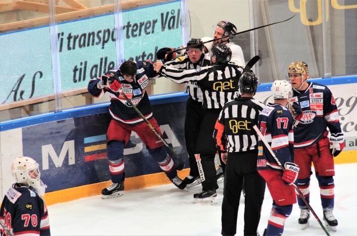 Litt knuffing i rundvantet, mens Lindstrøm og dommer allerede diskuterer hva straffen skal bli. Foto: André Kjernsli Litt knuffing i rundvantet, mens Lindstrøm og dommer allerede diskuterer hva straffen skal bli. Foto: André Kjernsli