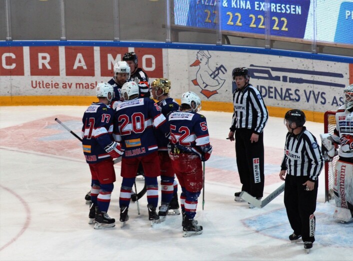 St Halvards menn gleder seg over kveldens tredje VIF-scoring. Foto: André Kjernsli St Halvards menn gleder seg over kveldens tredje VIF-scoring. Foto: André Kjernsli