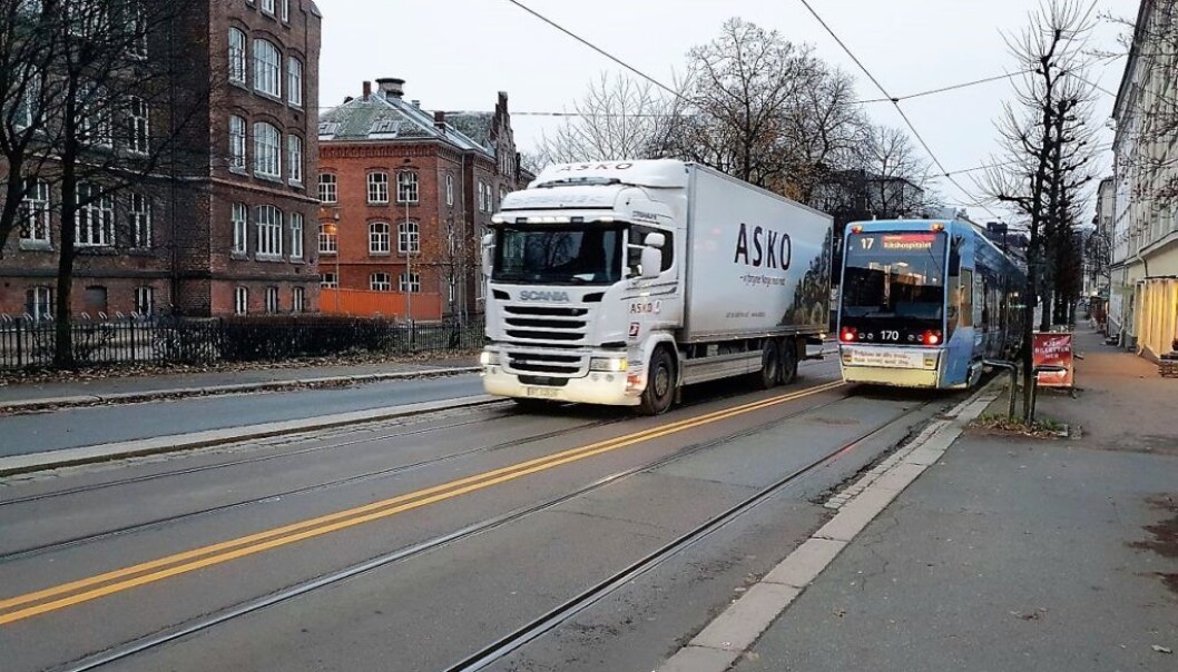 Det var rett ved Lakkegata skole at bilisten kjørte inn i tre biler som sto parkert. Det var rett ved Lakkegata skole at bilisten kjørte inn i tre biler som sto parkert.